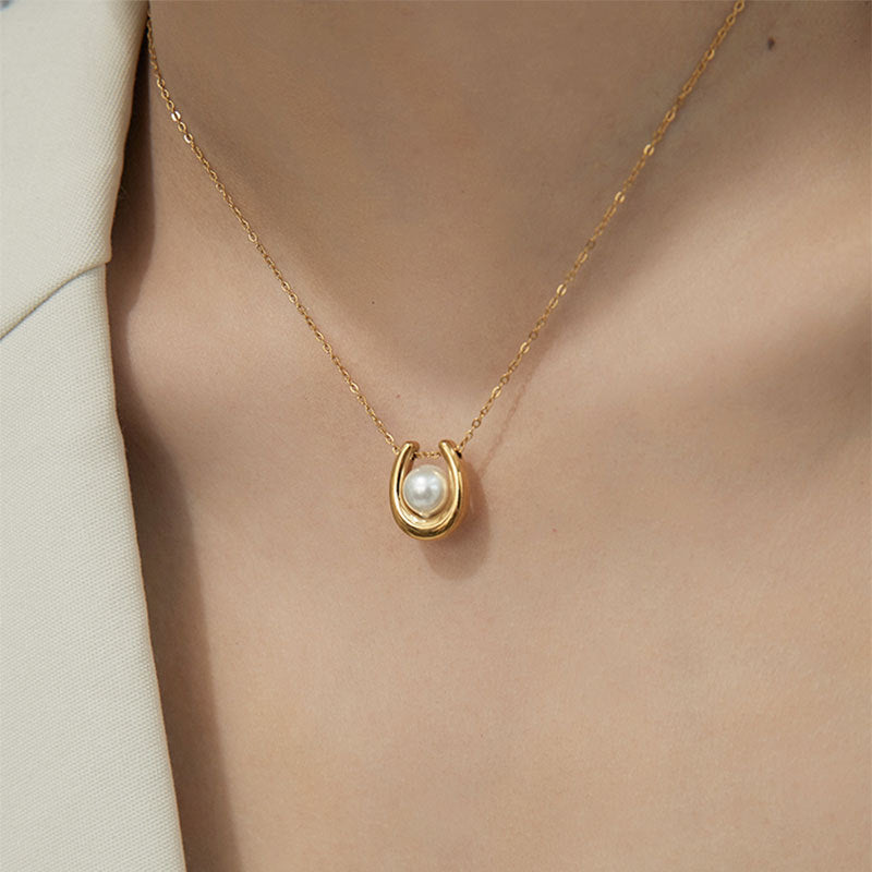 304 Stainless Steel 18K Gold Plated Simple Style Plating Inlay U Shape Heart Shape Acrylic Artificial Rhinestones Plastic Pendant Necklace