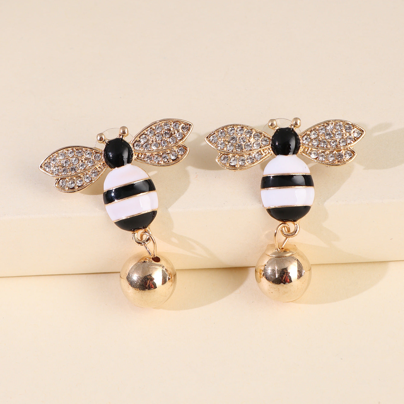 Hot Sales New Symmetrical Earrings Bee Pearl Earrings Ear Jewelry Insect Earrings Korea Wholesale Gooddiy