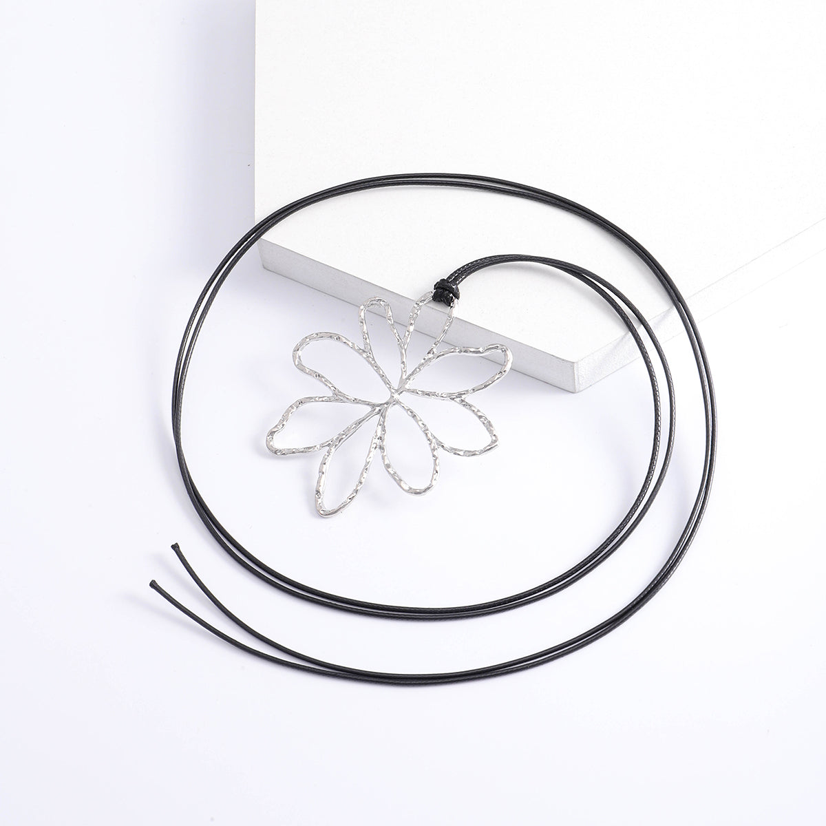 Elegant Nordic Style Commute Flower Gold Plated Silver Plated Alloy Wholesale Pendant Necklace