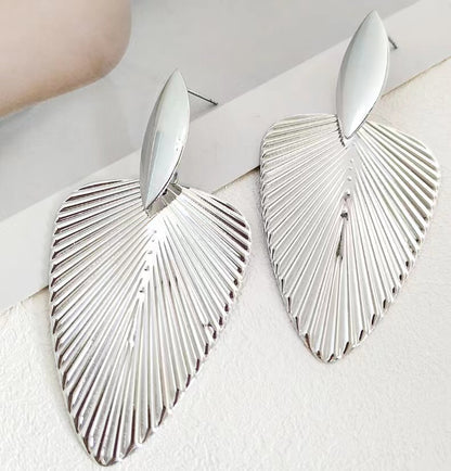 1 Pair Retro Exaggerated Leaf Heart Shape Butterfly Plating Hollow Out Metal Drop Earrings