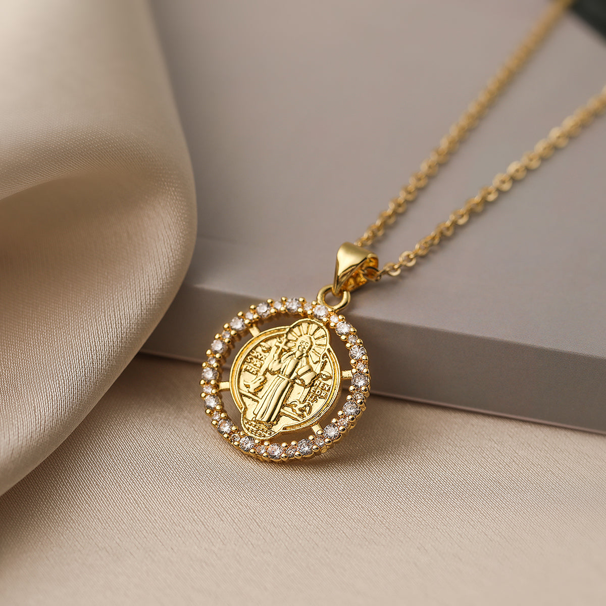 Simple Style Commute Solid Color Copper Plating Inlay Zircon 18k Gold Plated Pendant Necklace