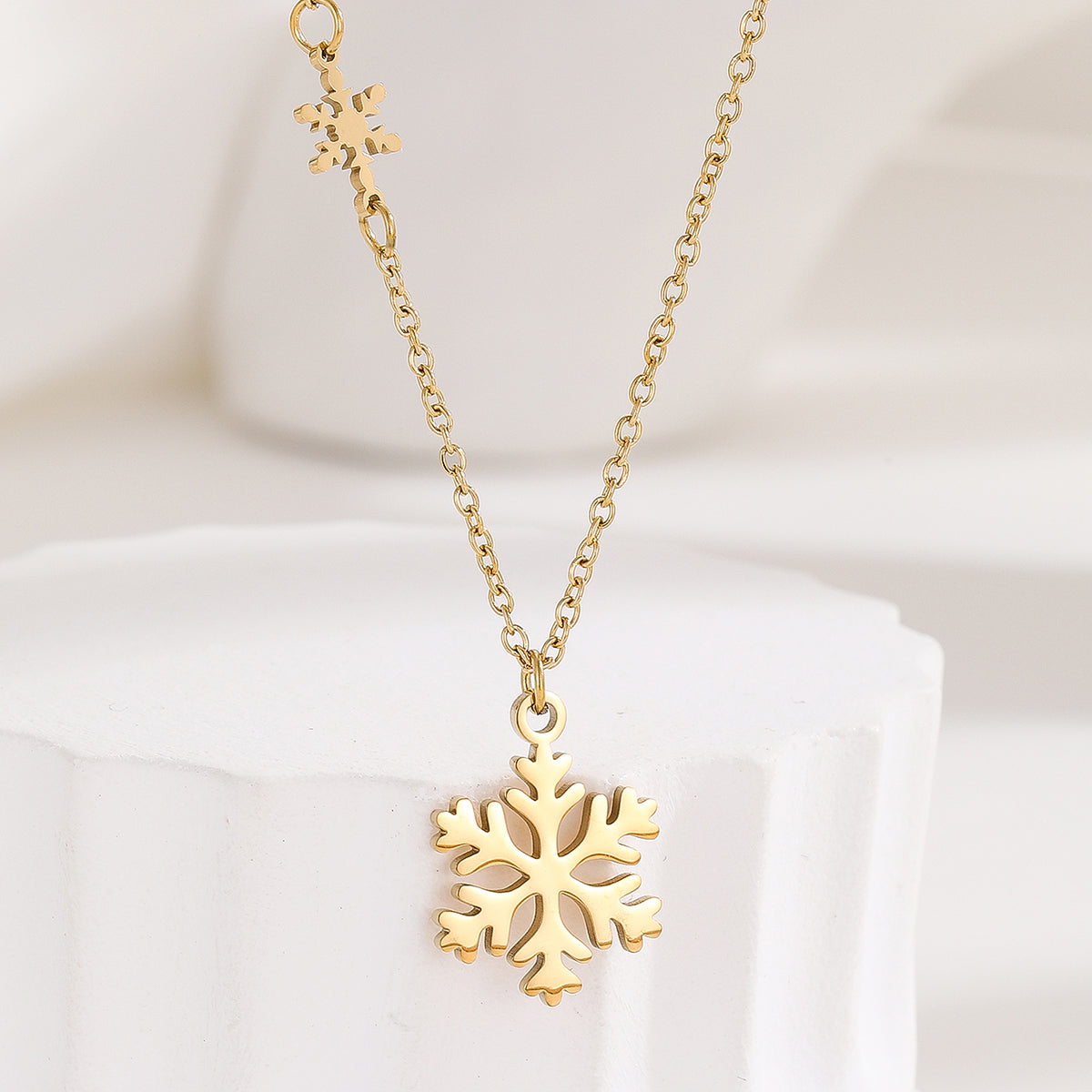 Romantic Snowflake Stainless Steel Plating 18k Gold Plated Pendant Necklace