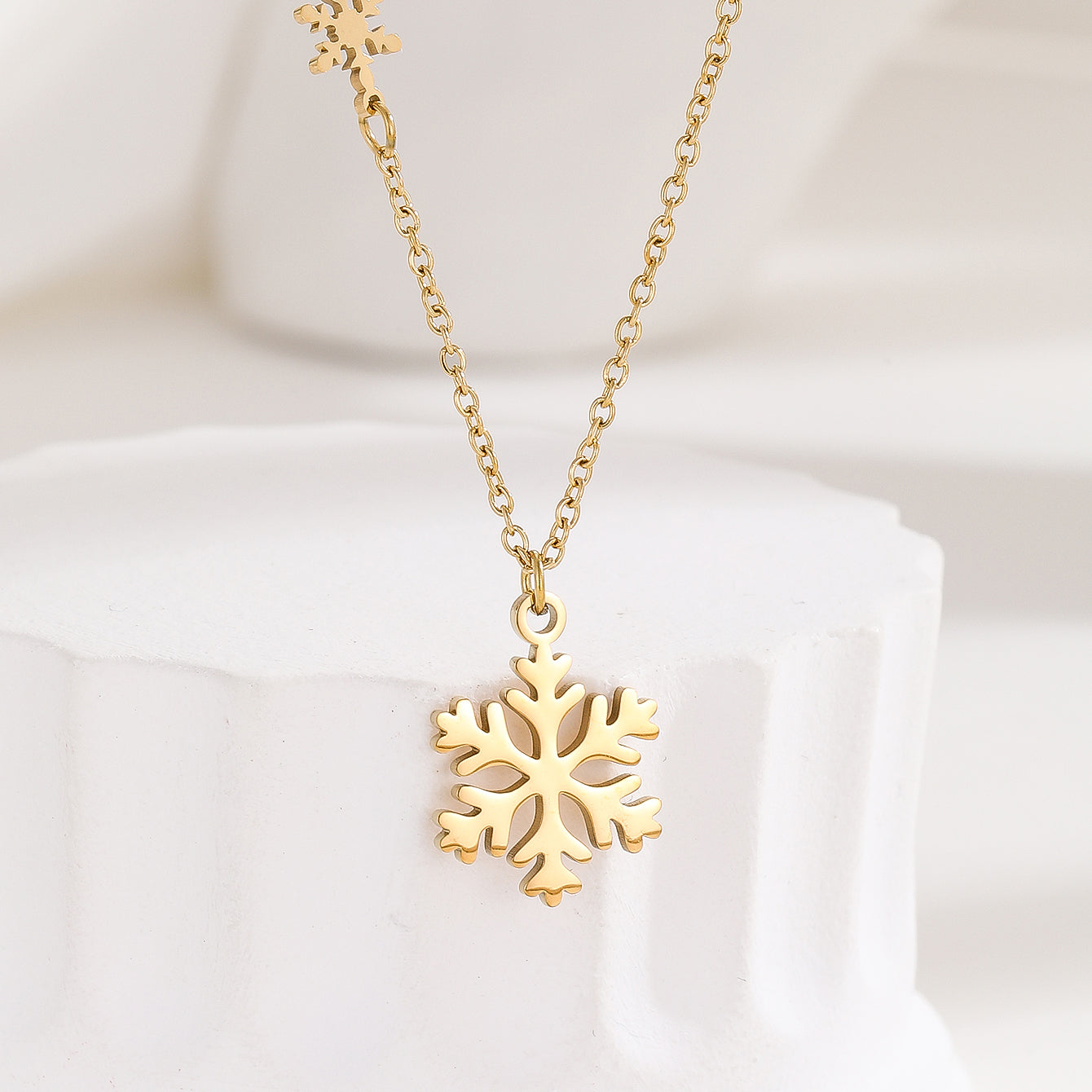 Romantic Snowflake Stainless Steel Plating 18k Gold Plated Pendant Necklace