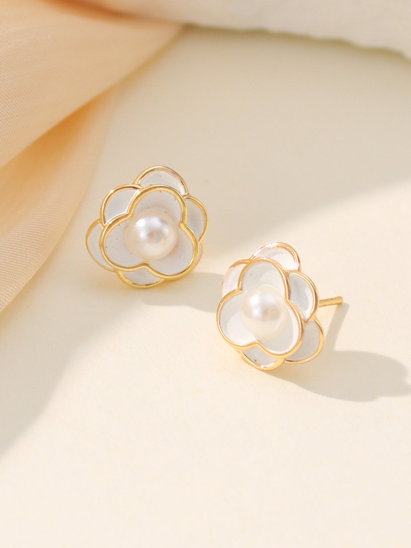 1 Pair Simple Style Classic Style Flower Plating Inlay Brass Zircon 14k Gold Plated 18k Gold Plated Drop Earrings