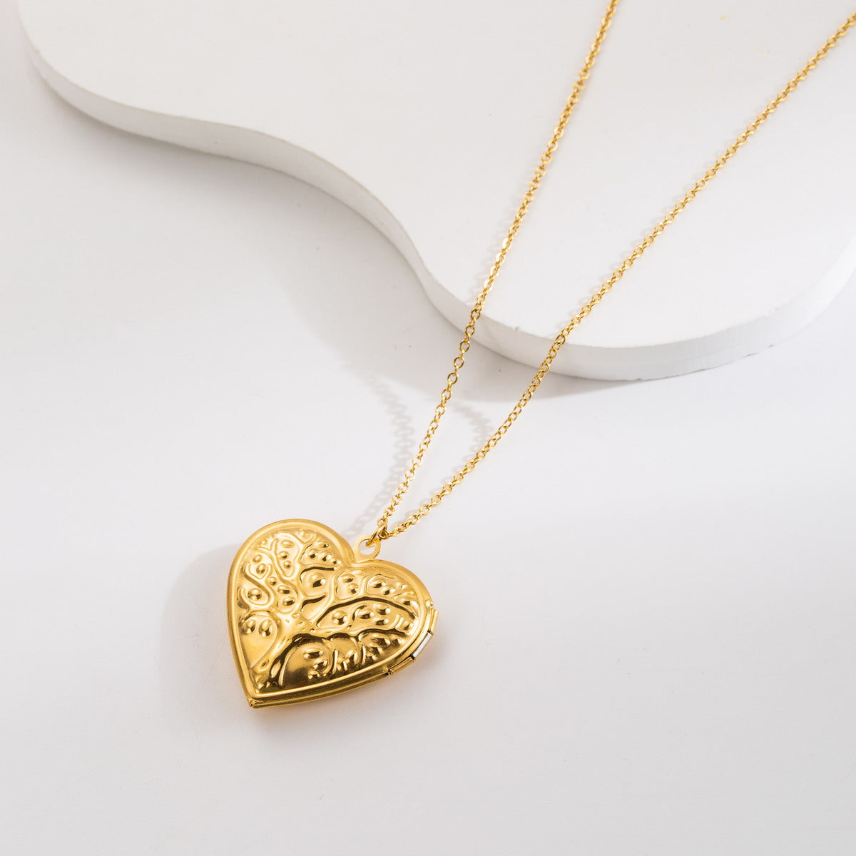 Wholesale Elegant Vintage Style Heart Shape Stainless Steel Titanium Steel Inlay 18k Gold Plated Zircon Pendant Necklace