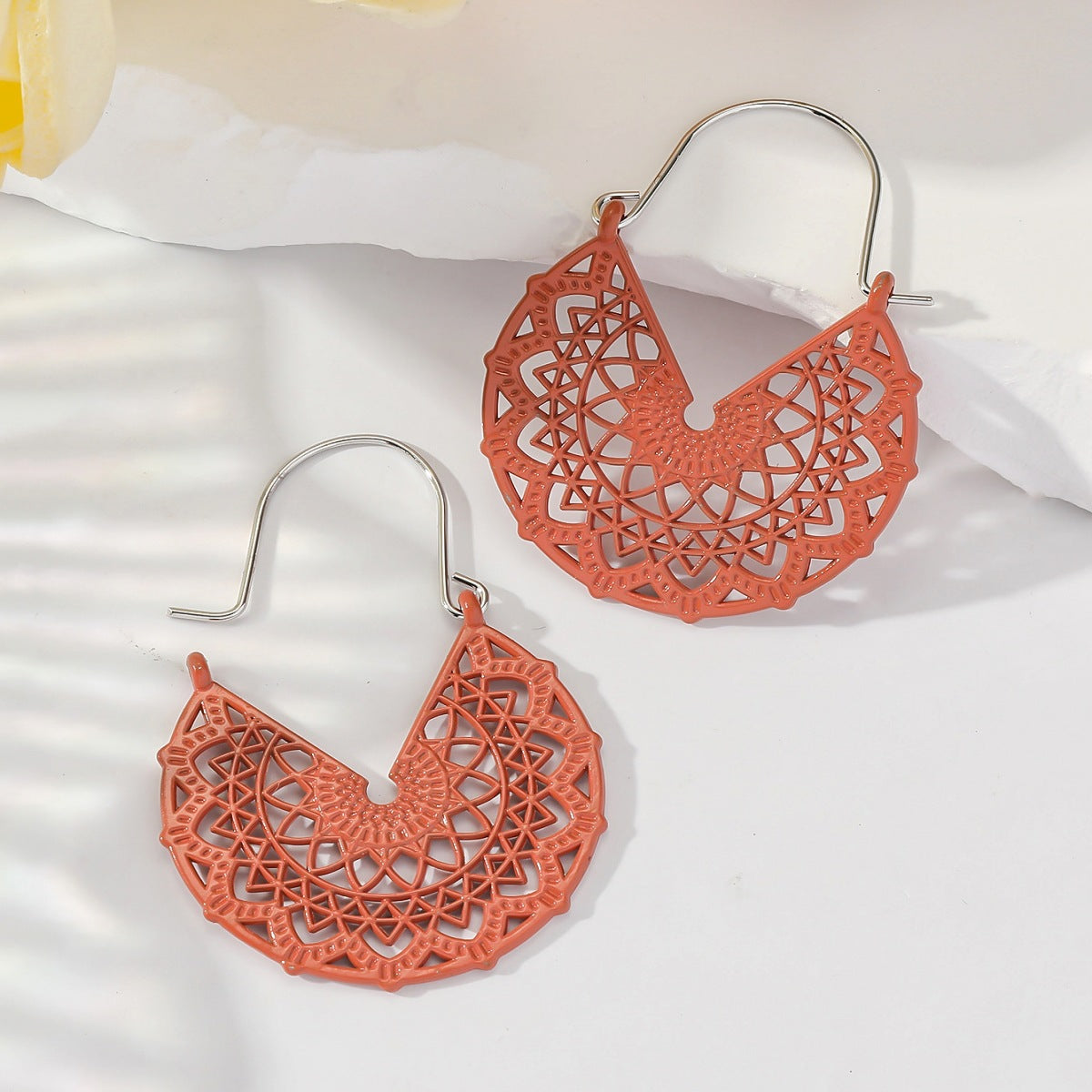 1 Pair Vintage Style U Shape Hollow Out Alloy Hoop Earrings