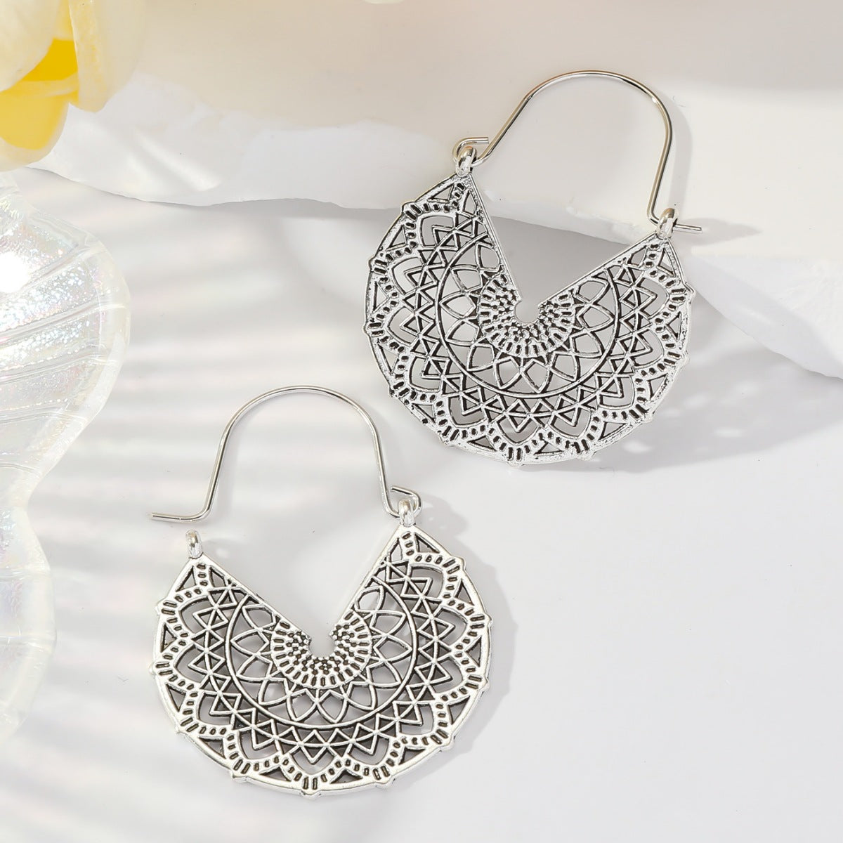 1 Pair Vintage Style U Shape Hollow Out Alloy Hoop Earrings