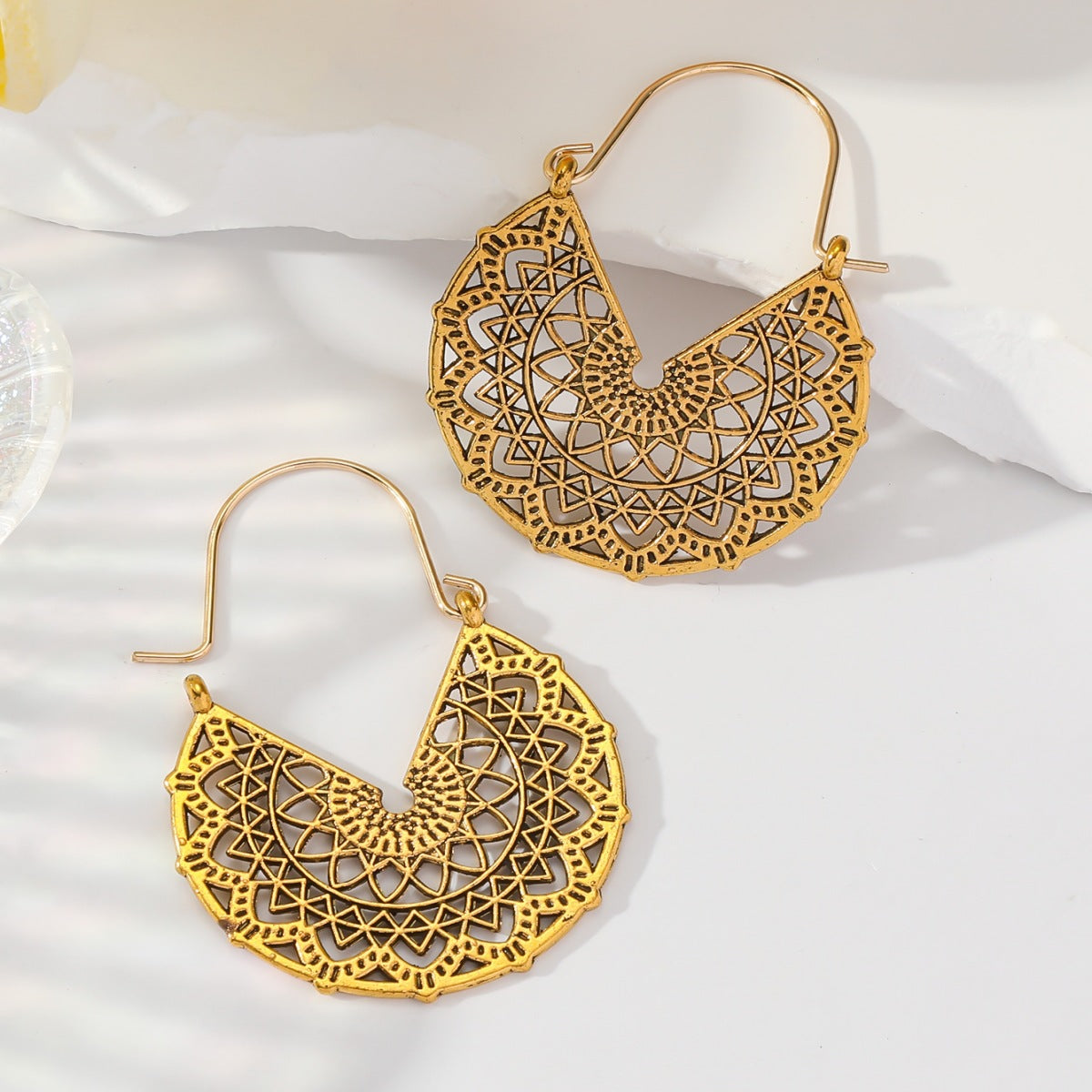 1 Pair Vintage Style U Shape Hollow Out Alloy Hoop Earrings