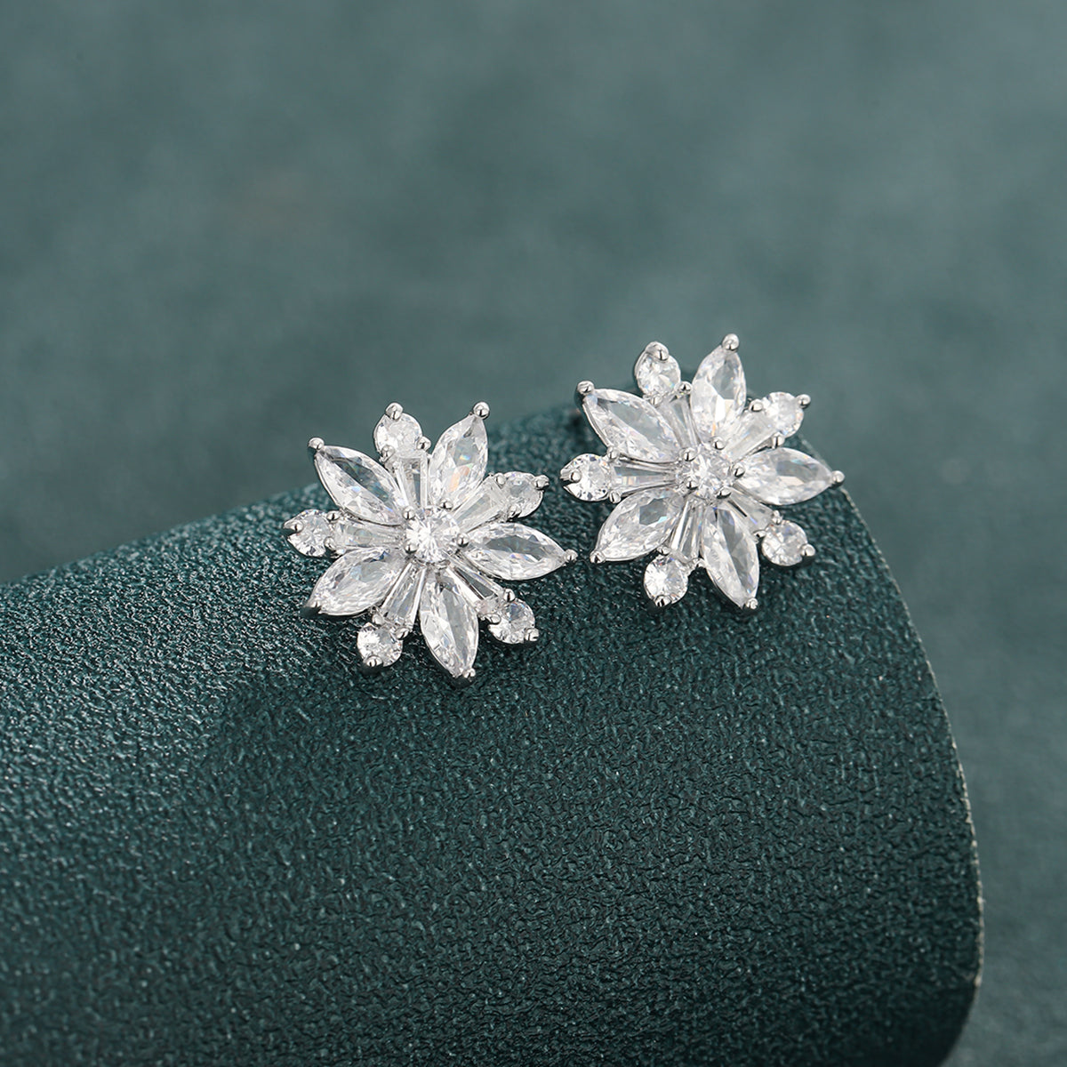 1 Pair Elegant Simple Style Flower Inlay Copper Zircon Ear Studs