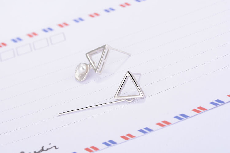 1 Pair Simple Style Triangle Shell Asymmetrical Plating Inlay Copper Pearl White Gold Plated Drop Earrings