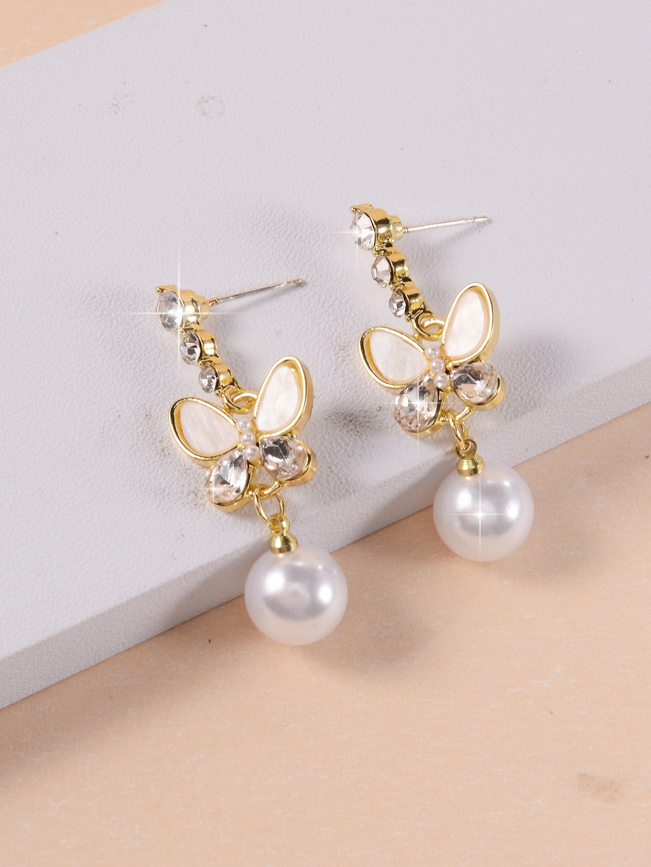 1 Pair Elegant Classic Style Shiny Butterfly Inlay Copper Rhinestones Pearl Drop Earrings