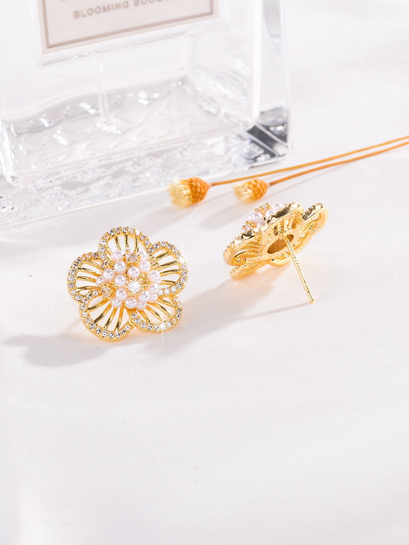 1 Pair Elegant Classical Shiny Flower Hollow Out Inlay Alloy Artificial Pearls Rhinestones Ear Studs