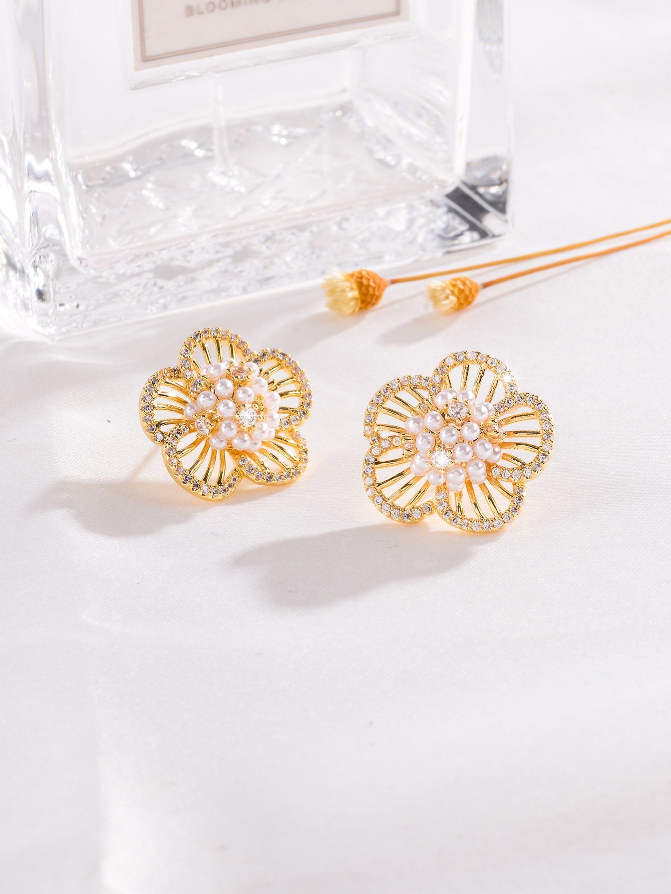 1 Pair Elegant Classical Shiny Flower Hollow Out Inlay Alloy Artificial Pearls Rhinestones Ear Studs