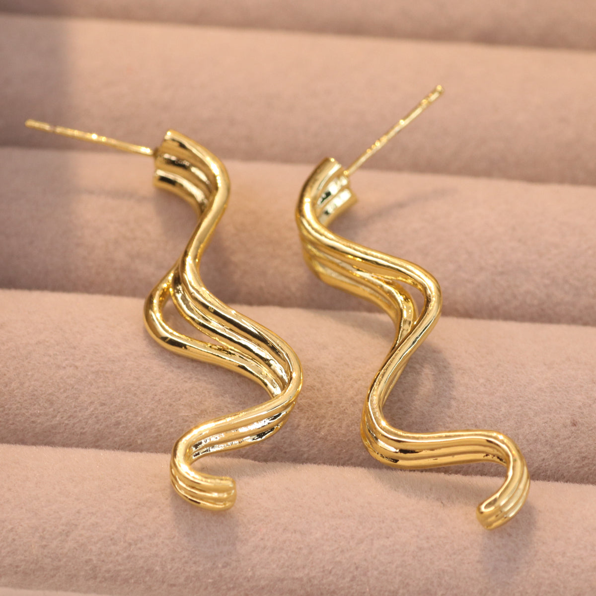 1 Pair Ig Style Glam Exaggerated Irregular Solid Color Spiral Plating Hollow Out Metal Copper 18k Gold Plated Drop Earrings Ear Studs