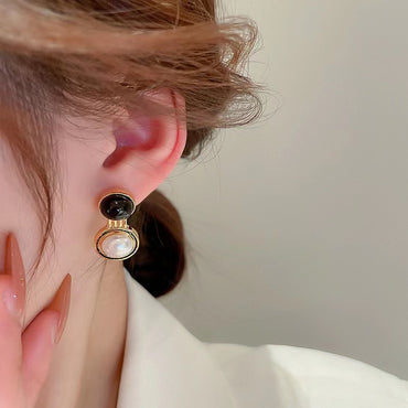 1 Pair Vintage Style Simple Style Round Plating Inlay Alloy Artificial Pearls Gold Plated Drop Earrings