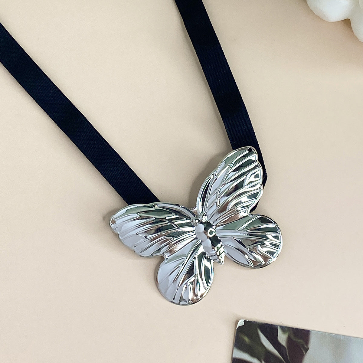 Retro Simple Style Irregular Butterfly Flannel Iron Patchwork Women's Choker