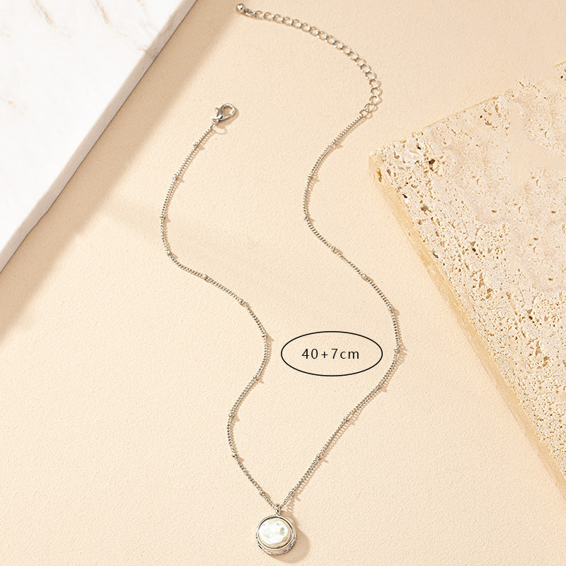 Elegant Retro Round Alloy Plating Inlay Artificial Pearls Women's Pendant Necklace