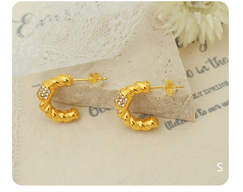 1 Pair Elegant Vintage Style Simple Style C Shape Plating Pleated Inlay Titanium Steel Rhinestones 18k Gold Plated Ear Studs