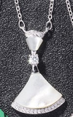 Elegant Simple Style Dresses Sterling Silver Plating Inlay Rhinestones Agate Shell Pendant Necklace