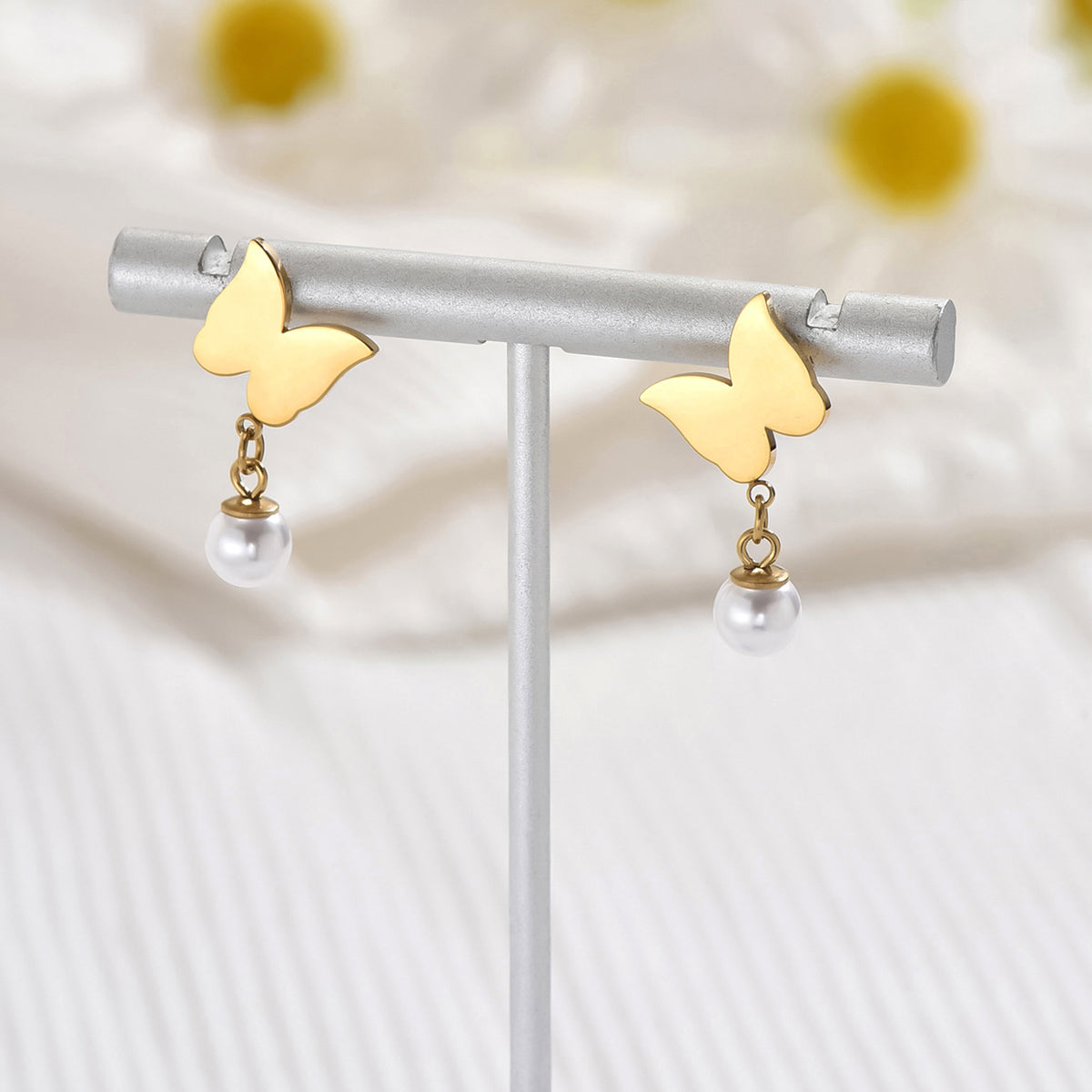 1 Pair Simple Style Classic Style Round Butterfly Plating Inlay Stainless Steel Artificial Pearls 14k Gold Plated Drop Earrings