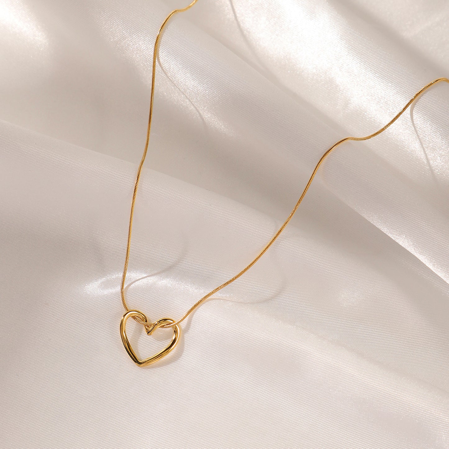 Elegant Simple Style Heart Shape Stainless Steel Hollow Out 18k Gold Plated Pendant Necklace