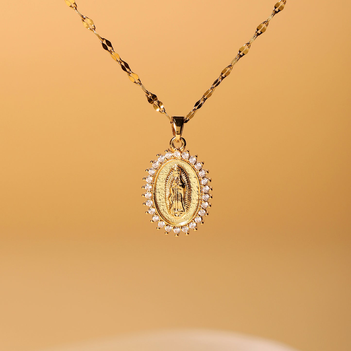 Elegant Simple Style Oval Stainless Steel Inlay Zircon 18k Gold Plated Pendant Necklace