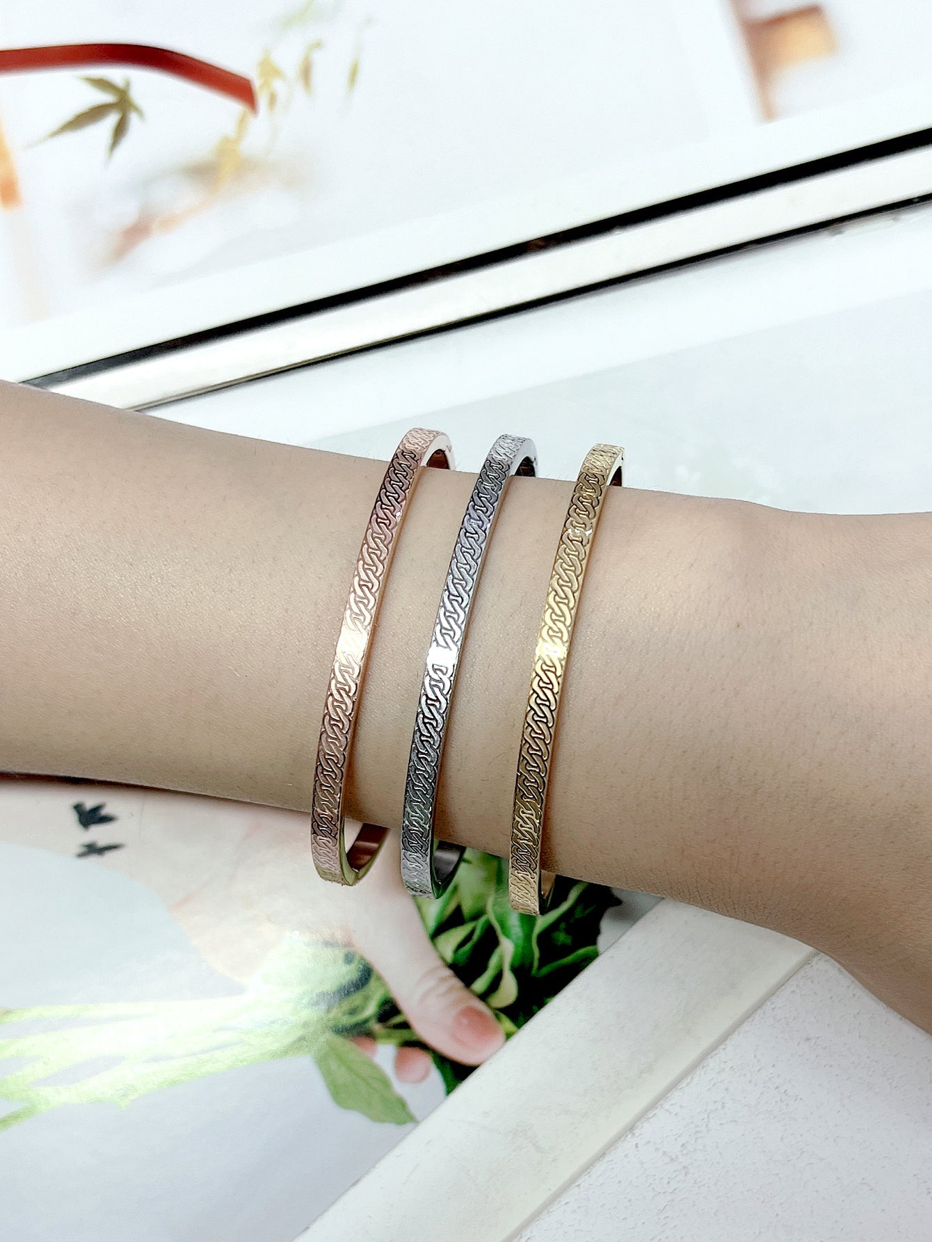 Stainless Steel Ig Style Elegant Simple Style Geometric Letter Electrocardiogram Plating Carving Bangle