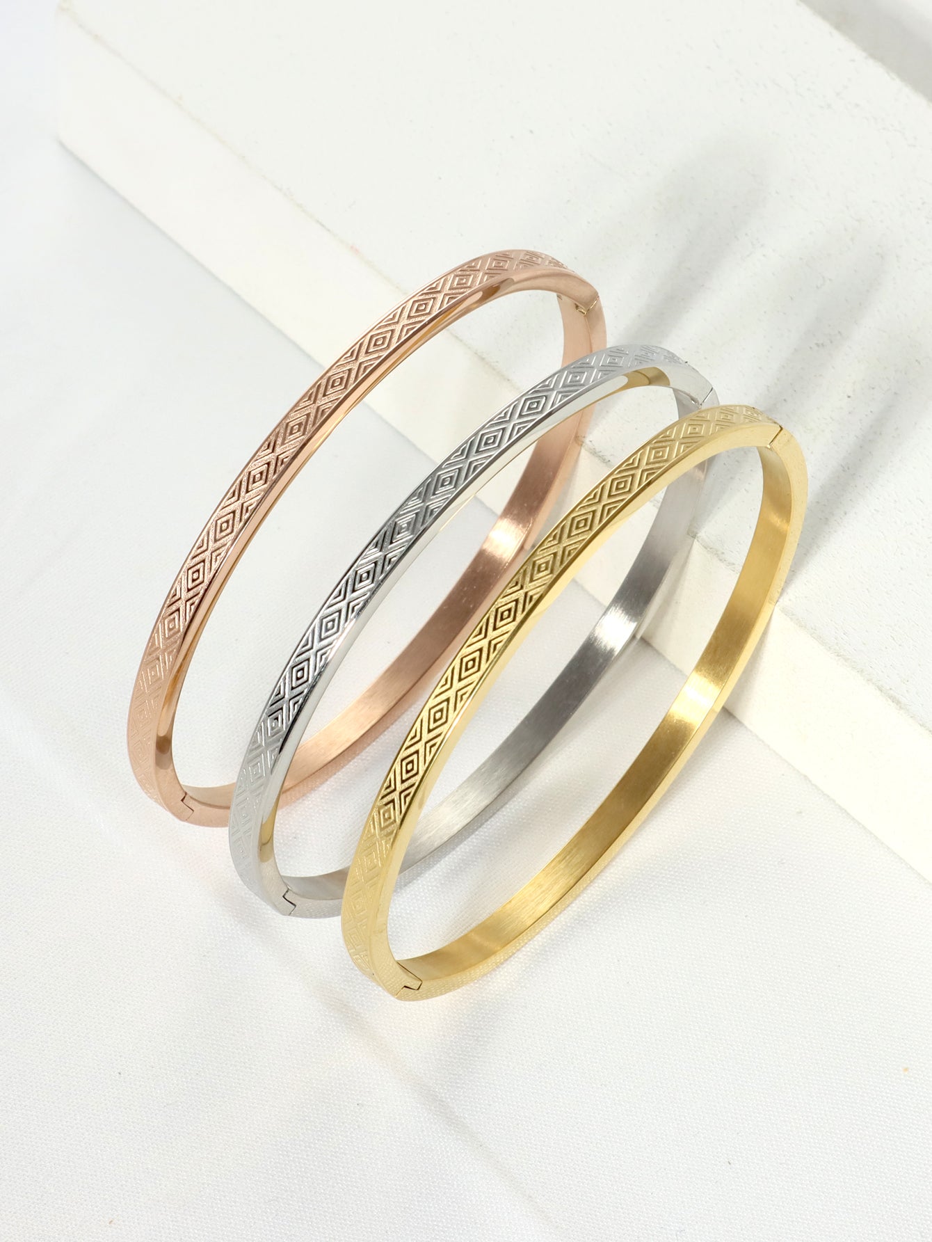 Stainless Steel Ig Style Elegant Simple Style Geometric Letter Electrocardiogram Plating Carving Bangle