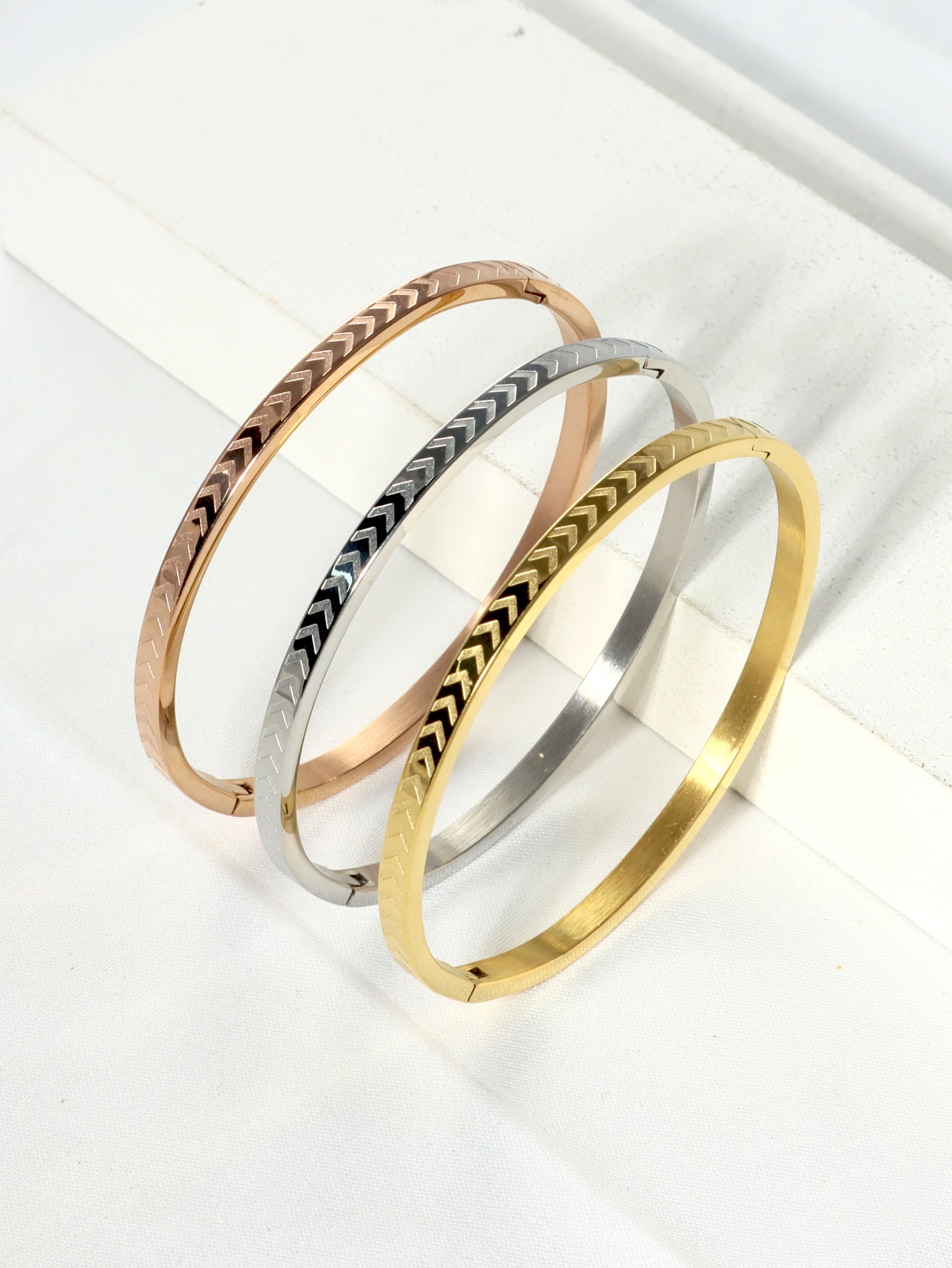 Stainless Steel Ig Style Elegant Simple Style Geometric Letter Electrocardiogram Plating Carving Bangle