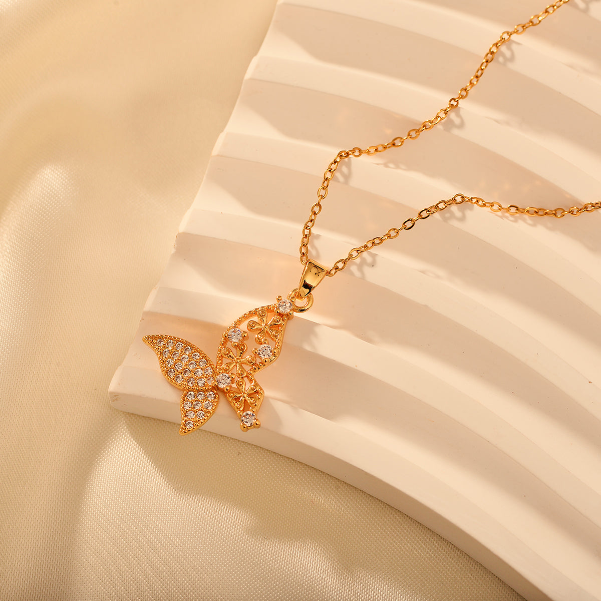 Copper Elegant Simple Style Flower Butterfly Plating Hollow Out Inlay Zircon Pendant Necklace