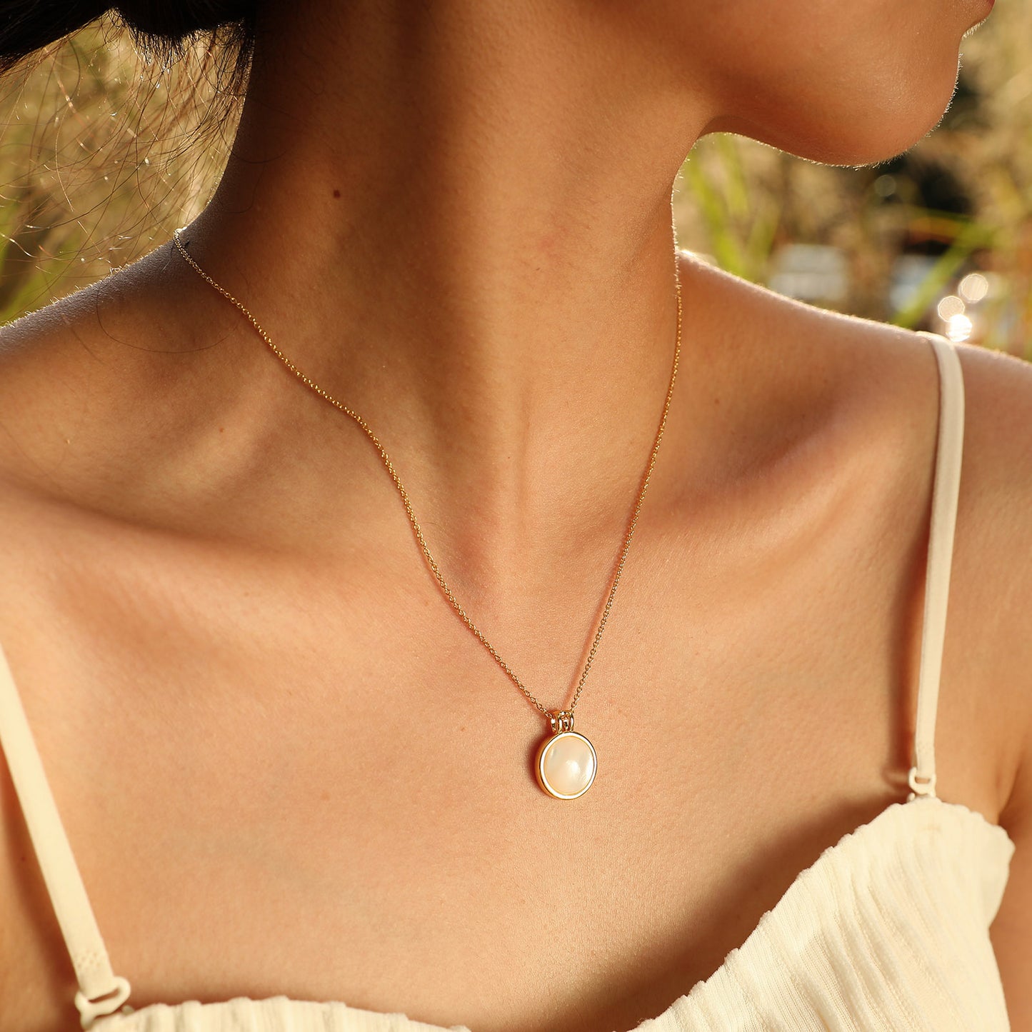 Copper Gold Plated Simple Style Round Inlay Shell Pendant Necklace