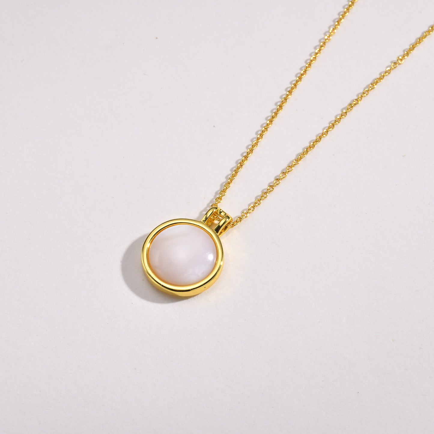 Copper Gold Plated Simple Style Round Inlay Shell Pendant Necklace