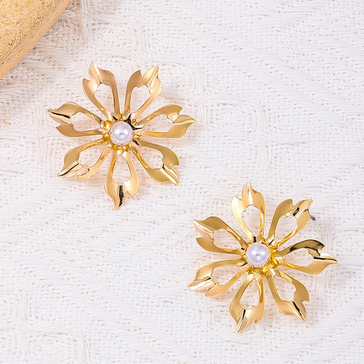 1 Pair Sweet Flower Hollow Out Alloy Ear Studs