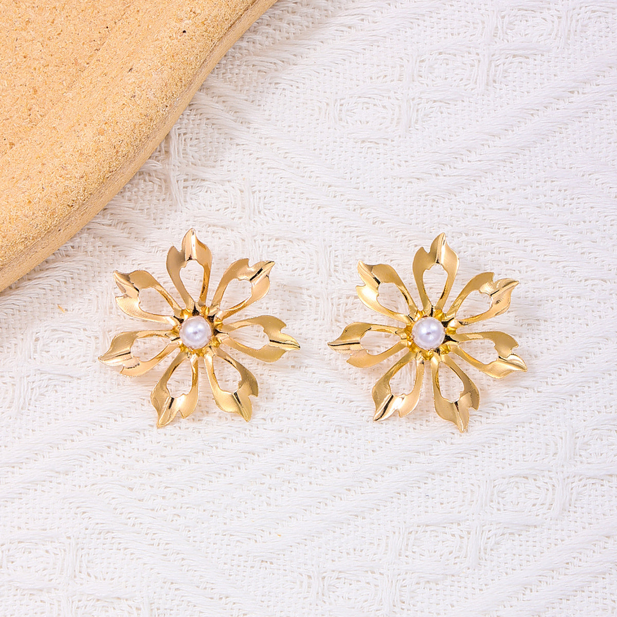 1 Pair Sweet Flower Hollow Out Alloy Ear Studs