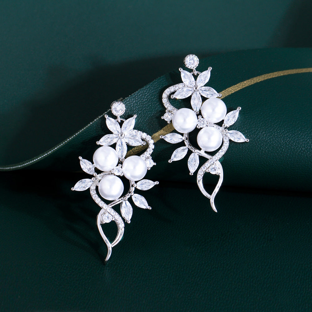 1 Pair Simple Style Shiny Flower Hollow Out Inlay Copper Artificial Pearls Zircon White Gold Plated Drop Earrings