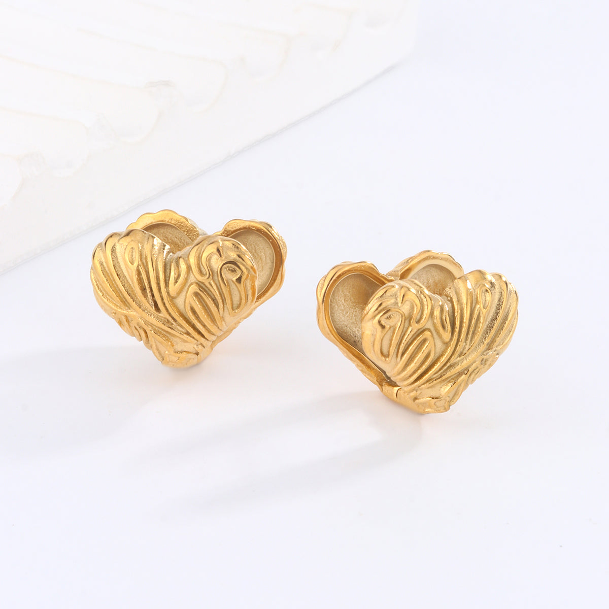 1 Pair Simple Style Classic Style Heart Shape Snake Scallop Enamel Plating Stainless Steel Titanium Steel 18K Gold Plated Ear Cuffs