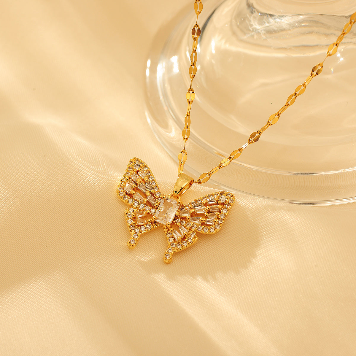 Copper 18K Gold Plated Elegant Simple Style Inlay Butterfly Artificial Diamond Pendant Necklace