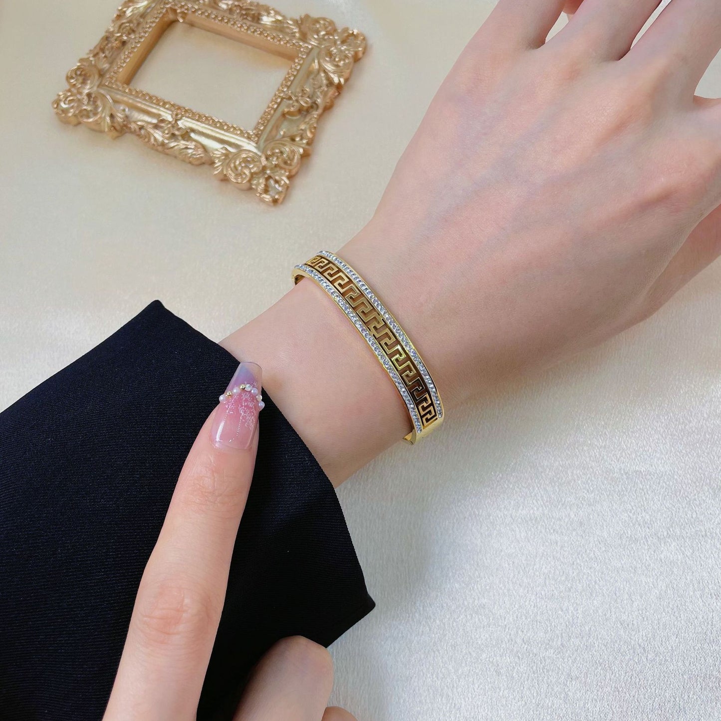 Classic Style Solid Color Stainless Steel Titanium Steel Plating Inlay Shell Zircon 18k Gold Plated Bangle