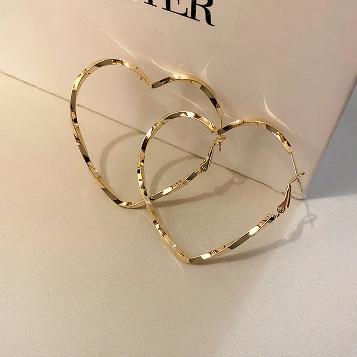 1 Pair Exaggerated Heart Shape Plating Hollow Out Alloy Hoop Earrings