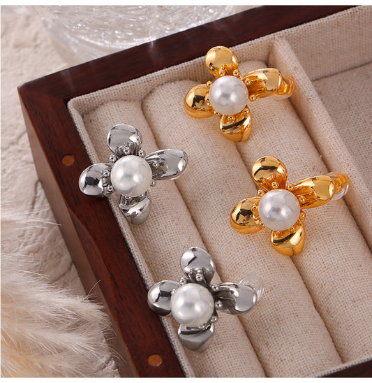 1 Pair Elegant French Style Simple Style Flower Inlay Titanium Steel Artificial Pearls 18K Gold Plated Ear Studs