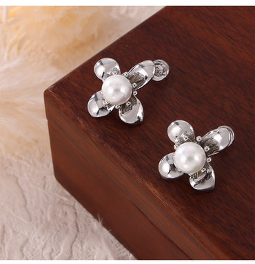 1 Pair Elegant French Style Simple Style Flower Inlay Titanium Steel Artificial Pearls 18K Gold Plated Ear Studs