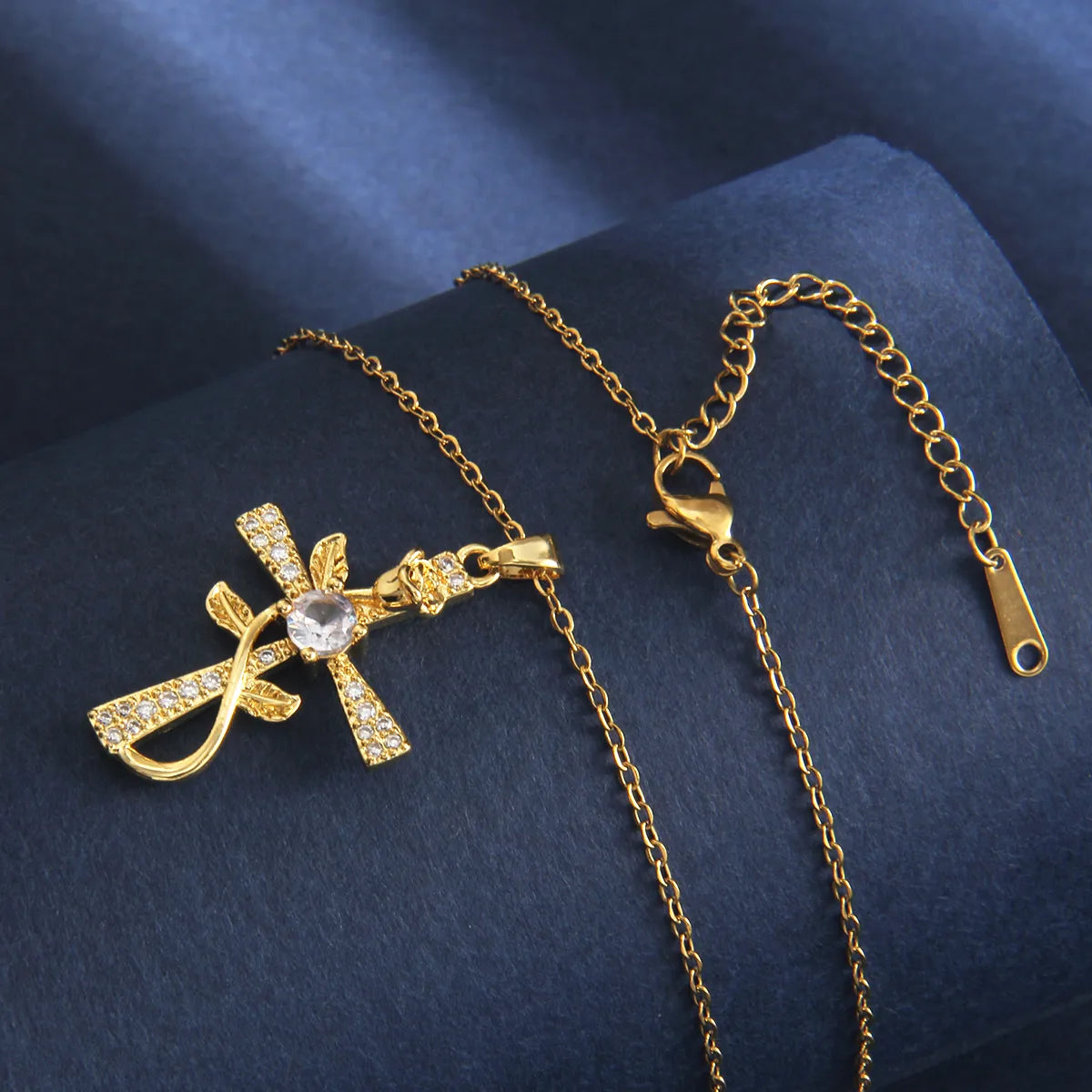 201 Stainless Steel Copper Gold Plated Retro Simple Style Plating Inlay Cross Rose Zircon Pendant Necklace