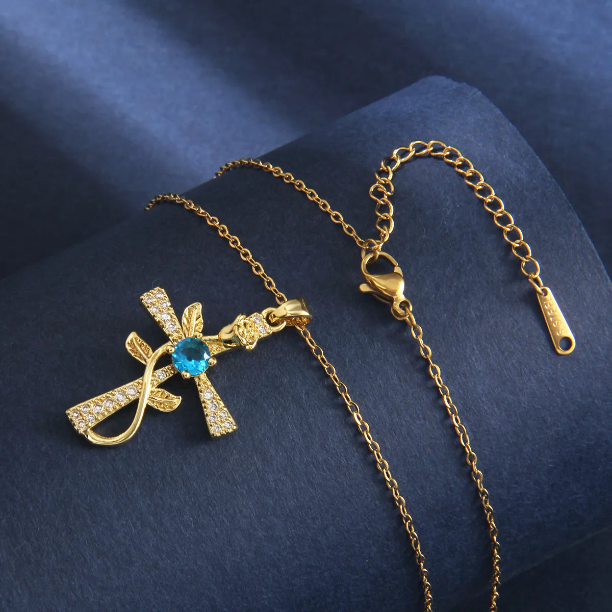 201 Stainless Steel Copper Gold Plated Retro Simple Style Plating Inlay Cross Rose Zircon Pendant Necklace