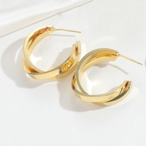 European and American hot-selling Hong Kong style retro twist design sense temperament earrings are niche fashion and versatile high-end earrings and accessories