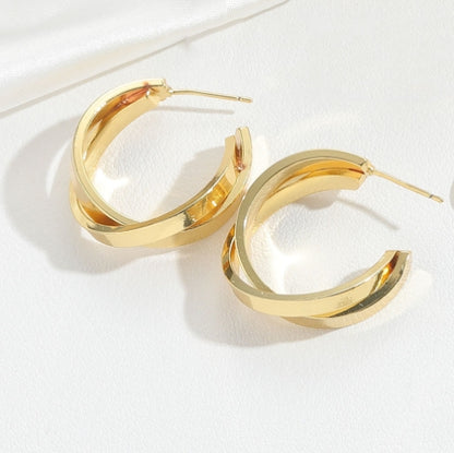 European and American hot-selling Hong Kong style retro twist design sense temperament earrings are niche fashion and versatile high-end earrings and accessories