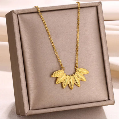 304 Stainless Steel 18K Gold Plated French Style Simple Style Flower Pendant Necklace