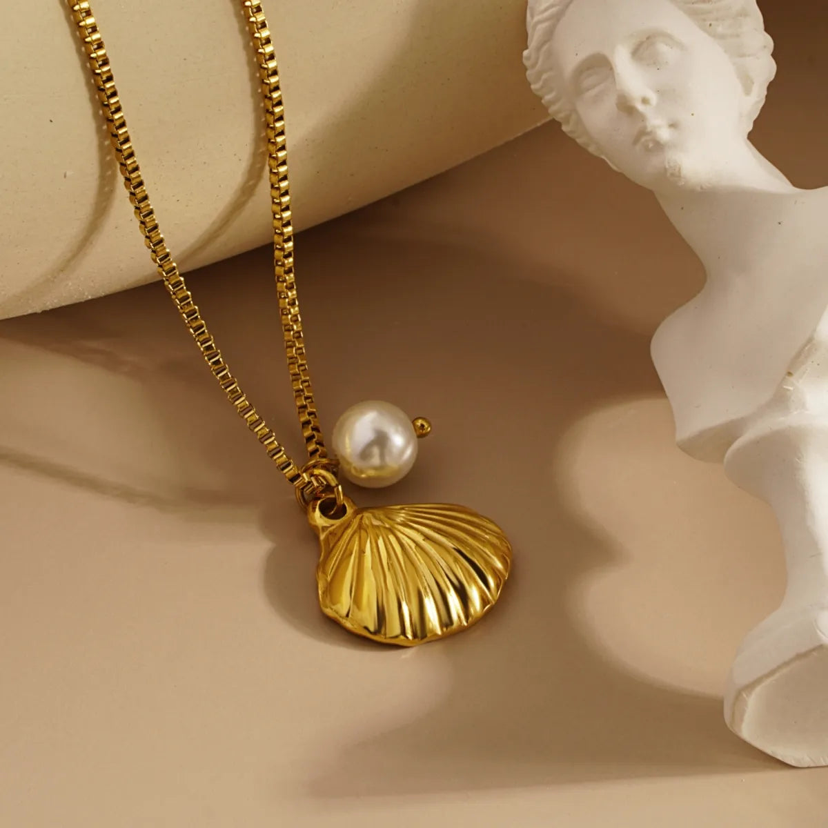 304 Stainless Steel 18K Gold Plated Retro Classic Style Plating Pearl Shell Pendant Necklace