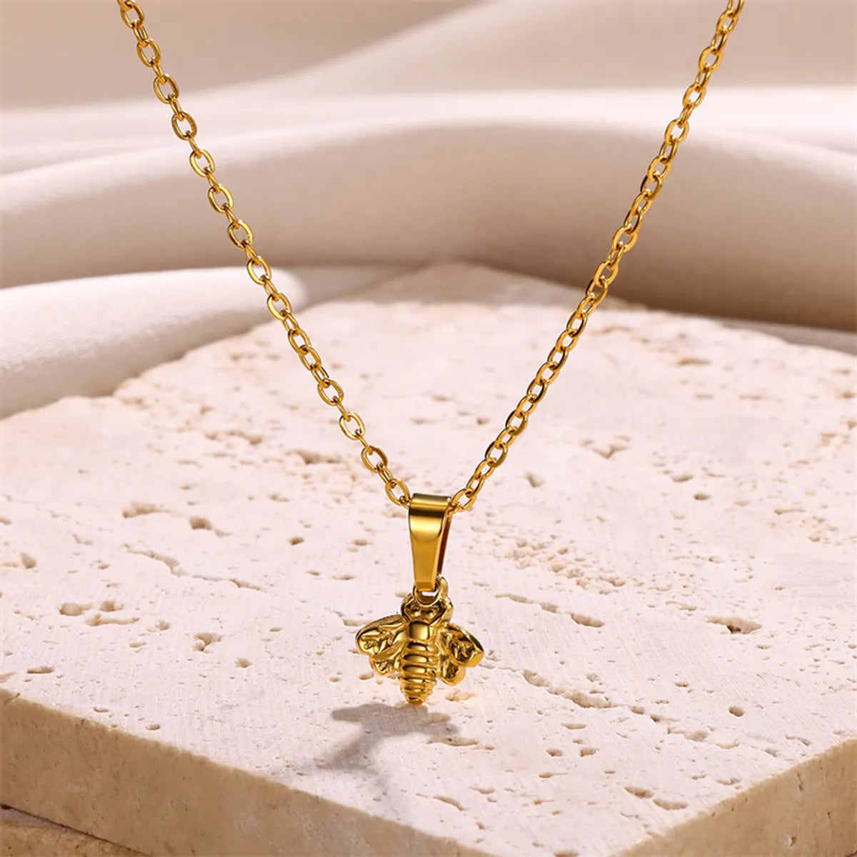 304 Stainless Steel 18K Gold Plated Simple Style Classic Style Plating Bee Pendant Necklace