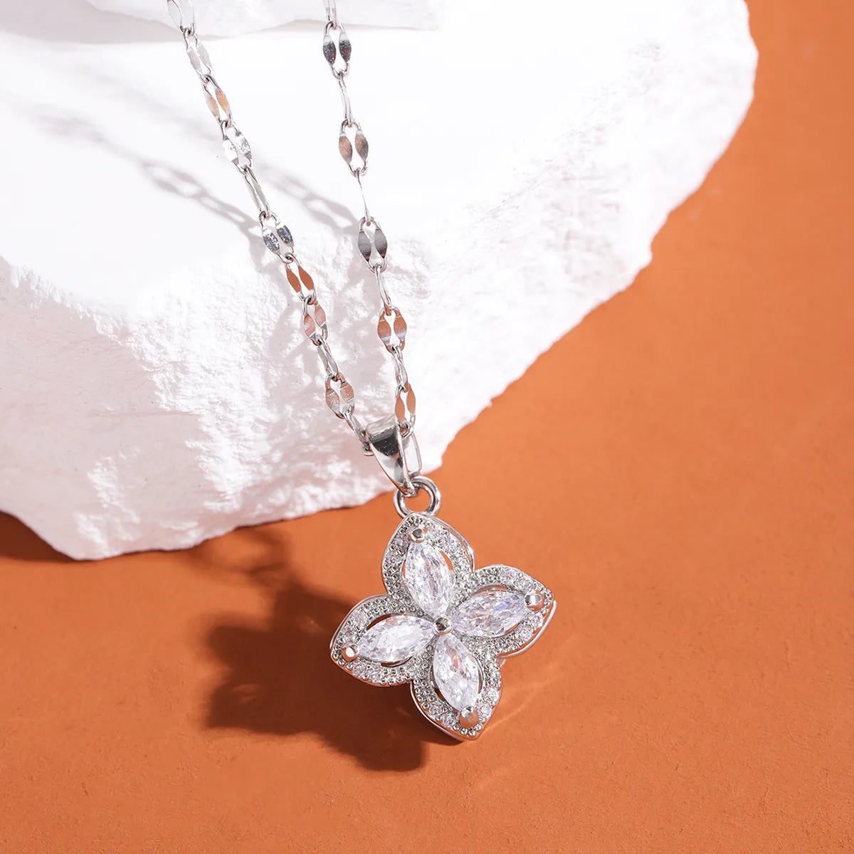 Wholesale Elegant Four Leaf Clover 304 Stainless Steel Copper Inlay Silver Plated Zircon Pendant Necklace