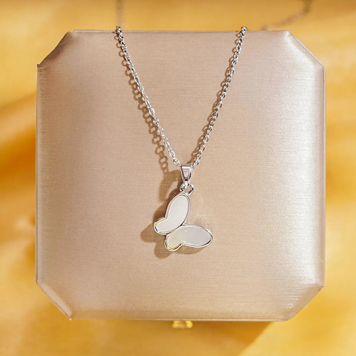 304 Stainless Steel Copper 18K Gold Plated K Gold Plated Cute Inlay Flower Butterfly Acrylic Shell Zircon Pendant Necklace